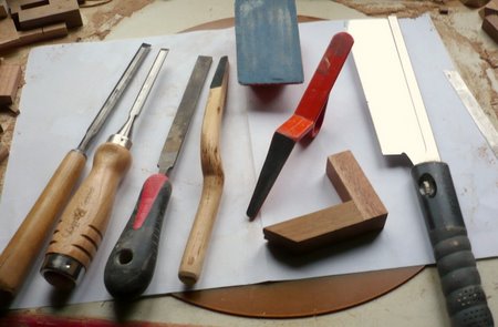 Différents outils: ciseaux, 2 limes, instruments de ponçage, equerre maison, scie japonaise