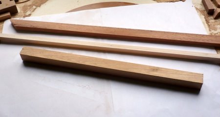 Pieces de bois rabotées avant coupe, section en haut 10x20, au milieu 10x10, en bas 20x20